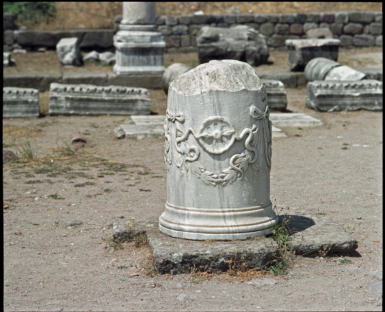 Columna decorada con el símbolo del dios Asclepio. Santuario de Asclepio (283 a 133 a.C.) de Roman