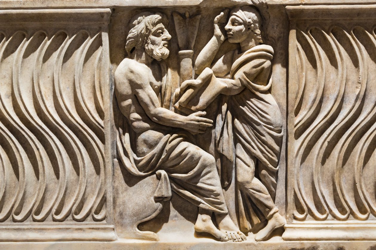 Decoración en un sarcófago, imagen de un filósofo y una musa de Roman