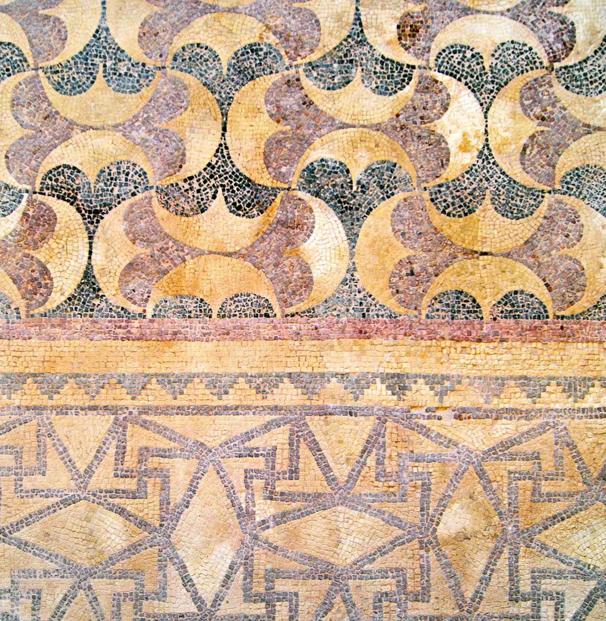 Detalle de azulejos geométricos de Roman