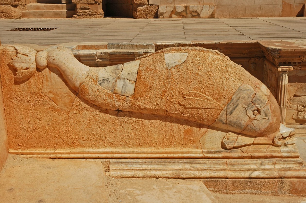 Escultura de delfín, Bajorrelieve en el Proscenio del teatro romano, Sabratha, Libia, siglo II d.C. de Roman