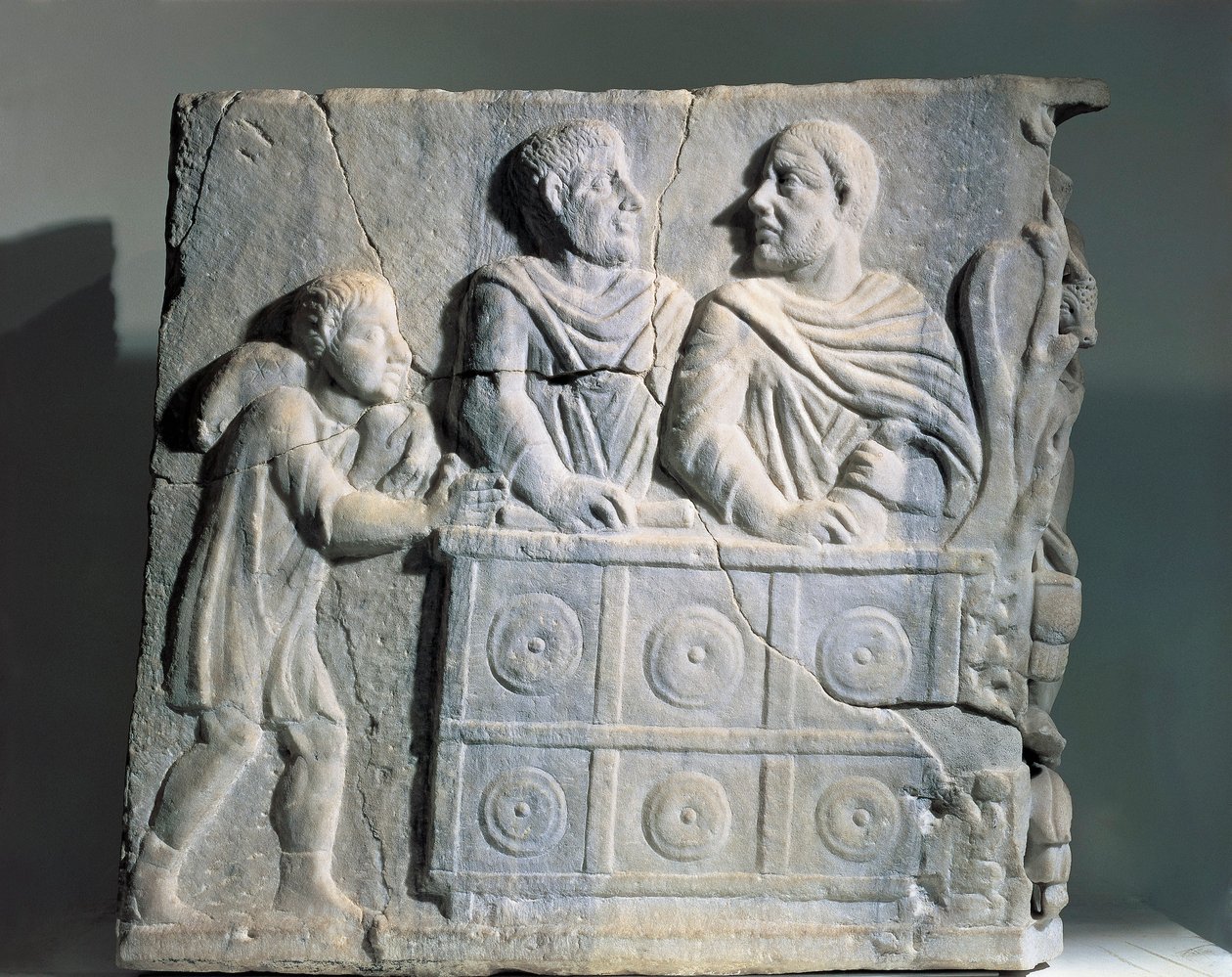 Fragmento de sarcófago que representa a un cambista, de Roma, Viale del Re de Roman