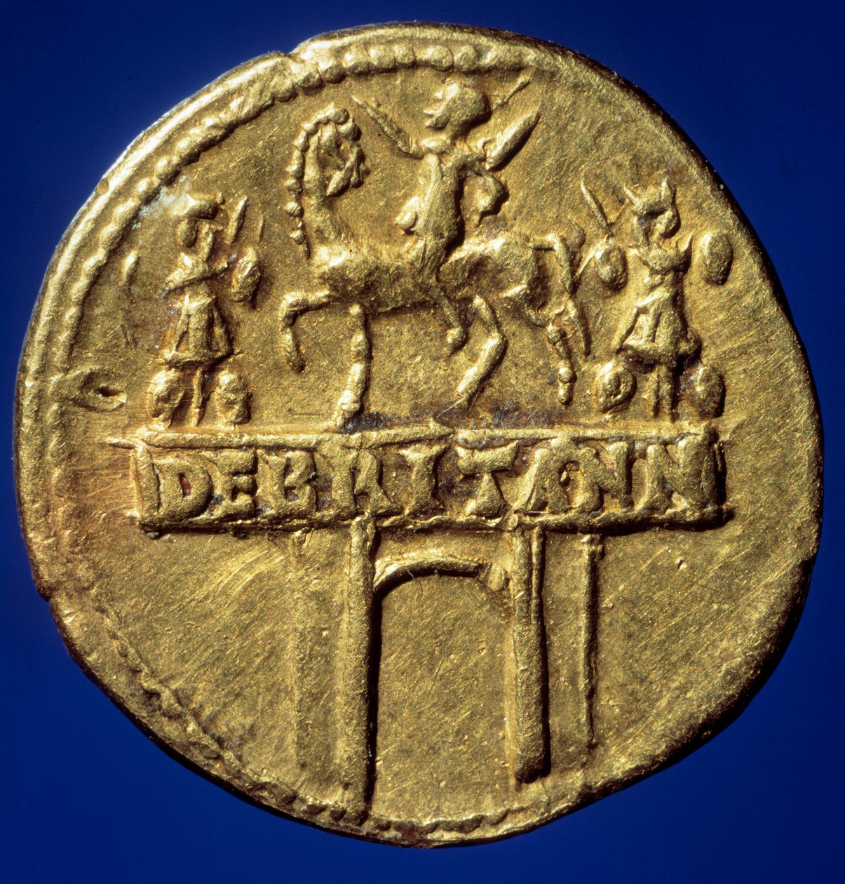 Moneda de oro representando el arco de triunfo del emperador Claudio I (10-54) (Tiberio Claudio Nerón Druso o Germánico) recordando sus victorias en Bretaña. París, B.N. de Roman