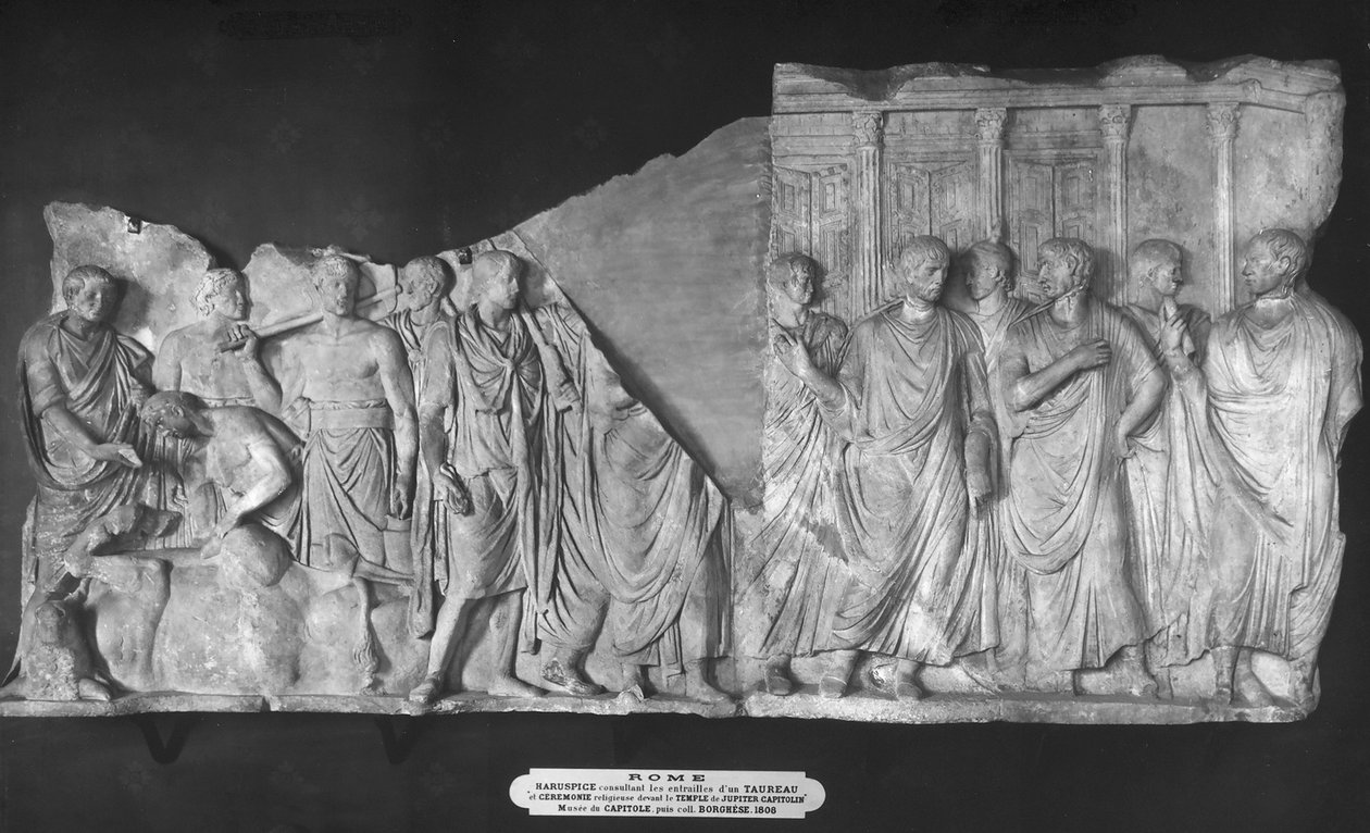 Harúspice consultando las entrañas de un toro y una procesión de senadores fuera del Templo de Júpiter de Roman