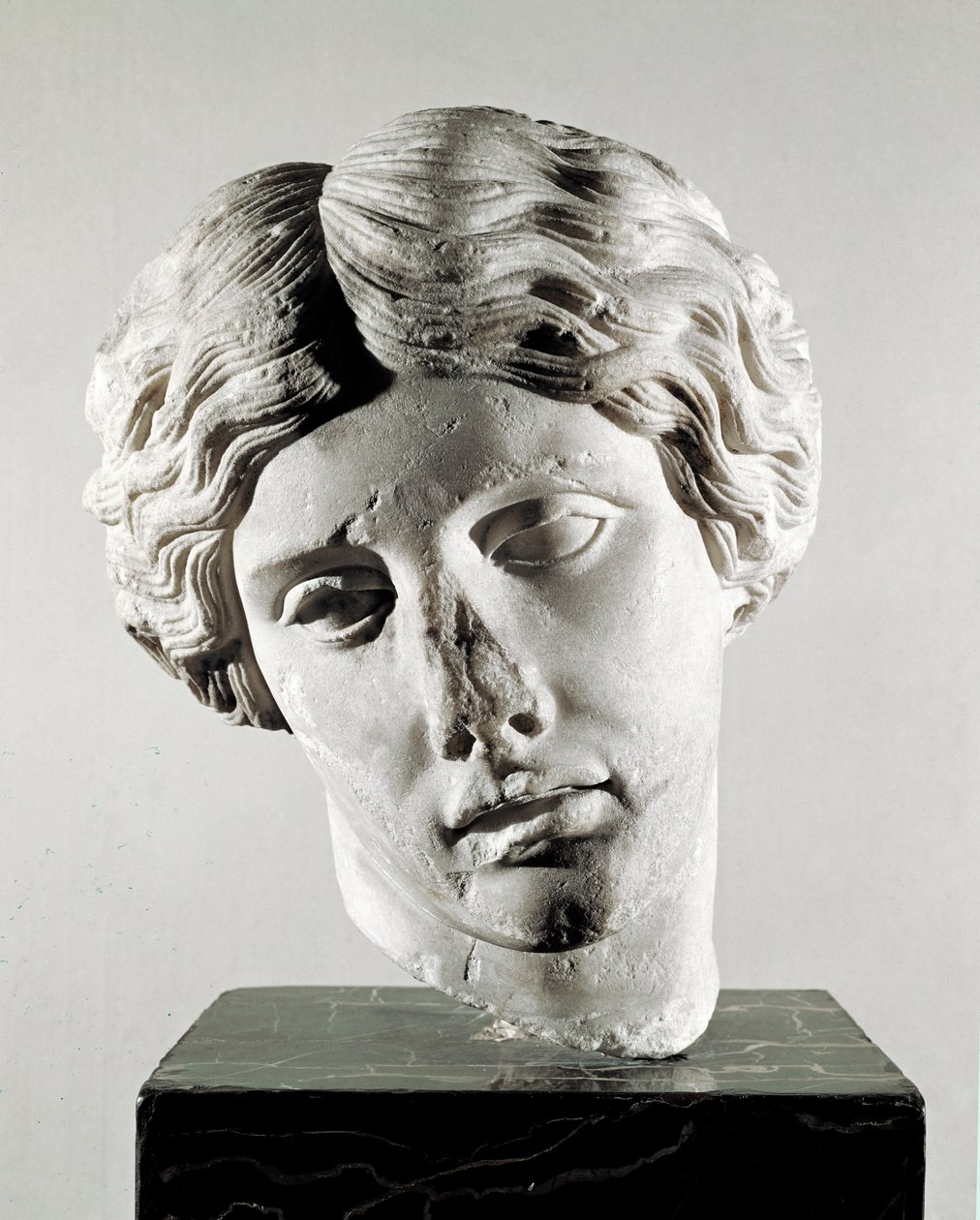 Cabeza de una amazona (escultura de mármol, siglo II d.C.) de Roman