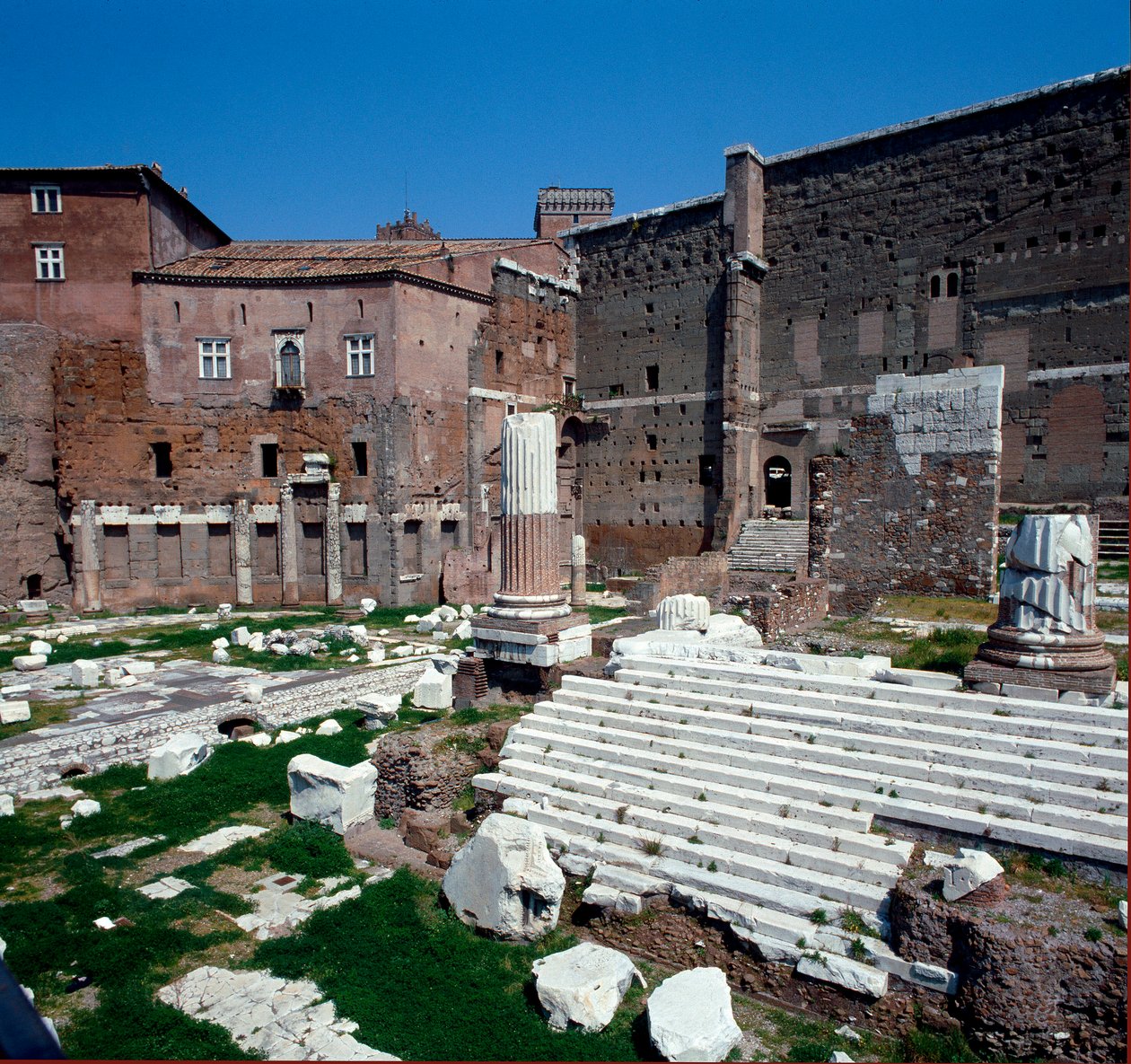 Foro Imperial (foro de Augusto): vista del templo de Marte Vengador. 2 a.C. Roma de Roman