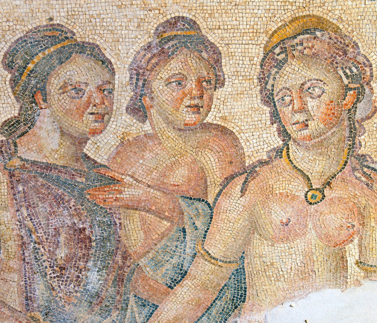 Leda y sus criadas, detalle de Leda y Zeus, mosaico, Casa de Aion, Pafos, Chipre de Roman