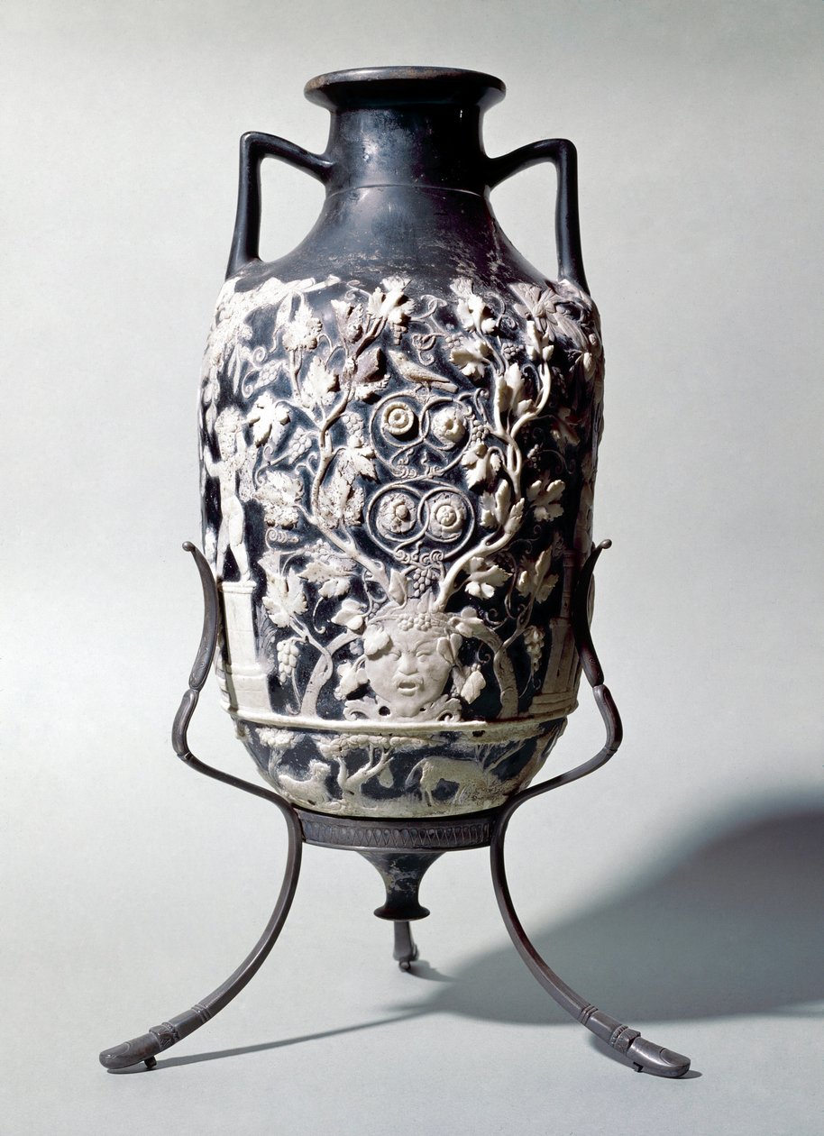 Pequeña ánfora llamada vaso azul mostrando una escena dionisíaca de Roman