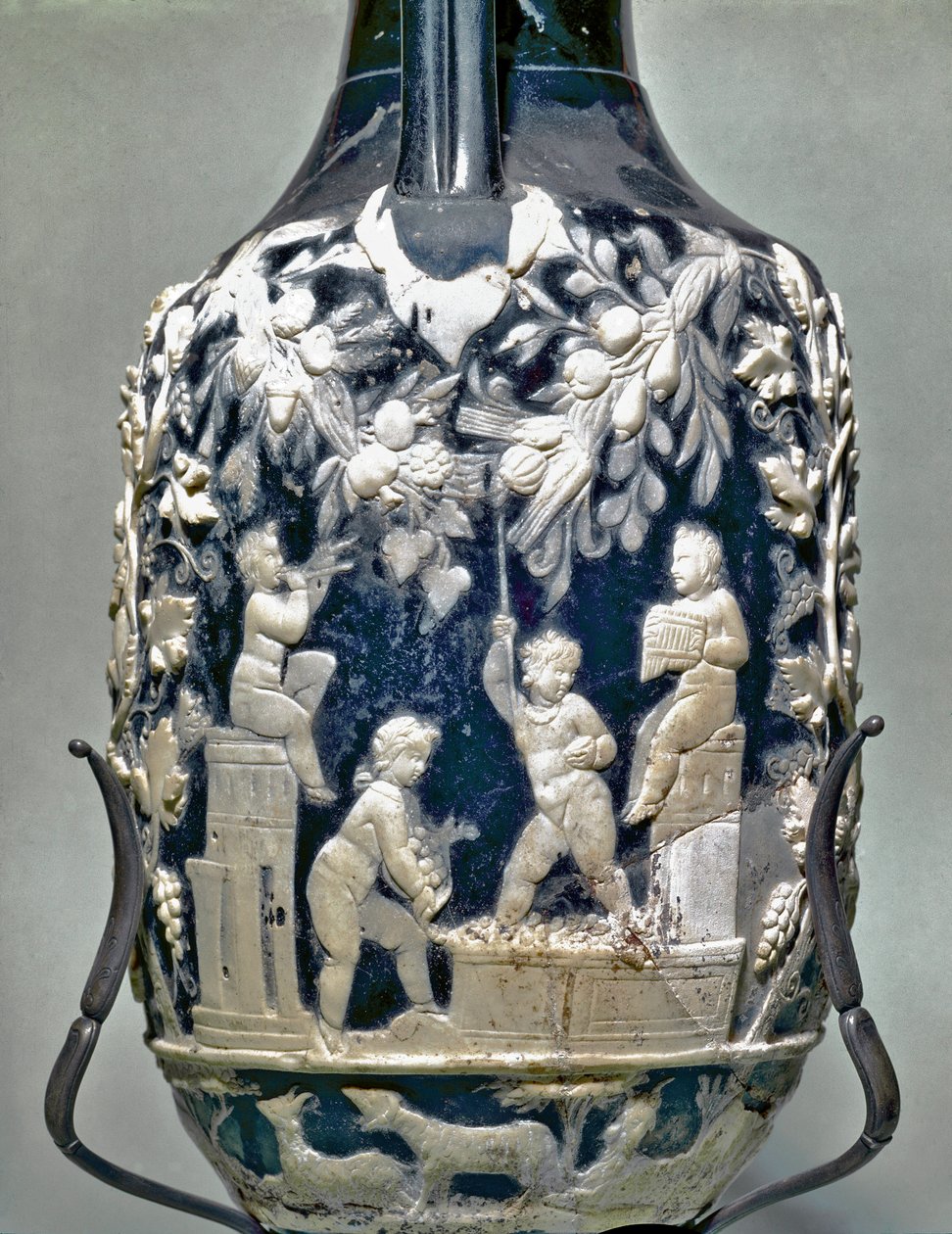 Pequeña ánfora llamada vaso azul mostrando a Eros cosechando uvas de Roman