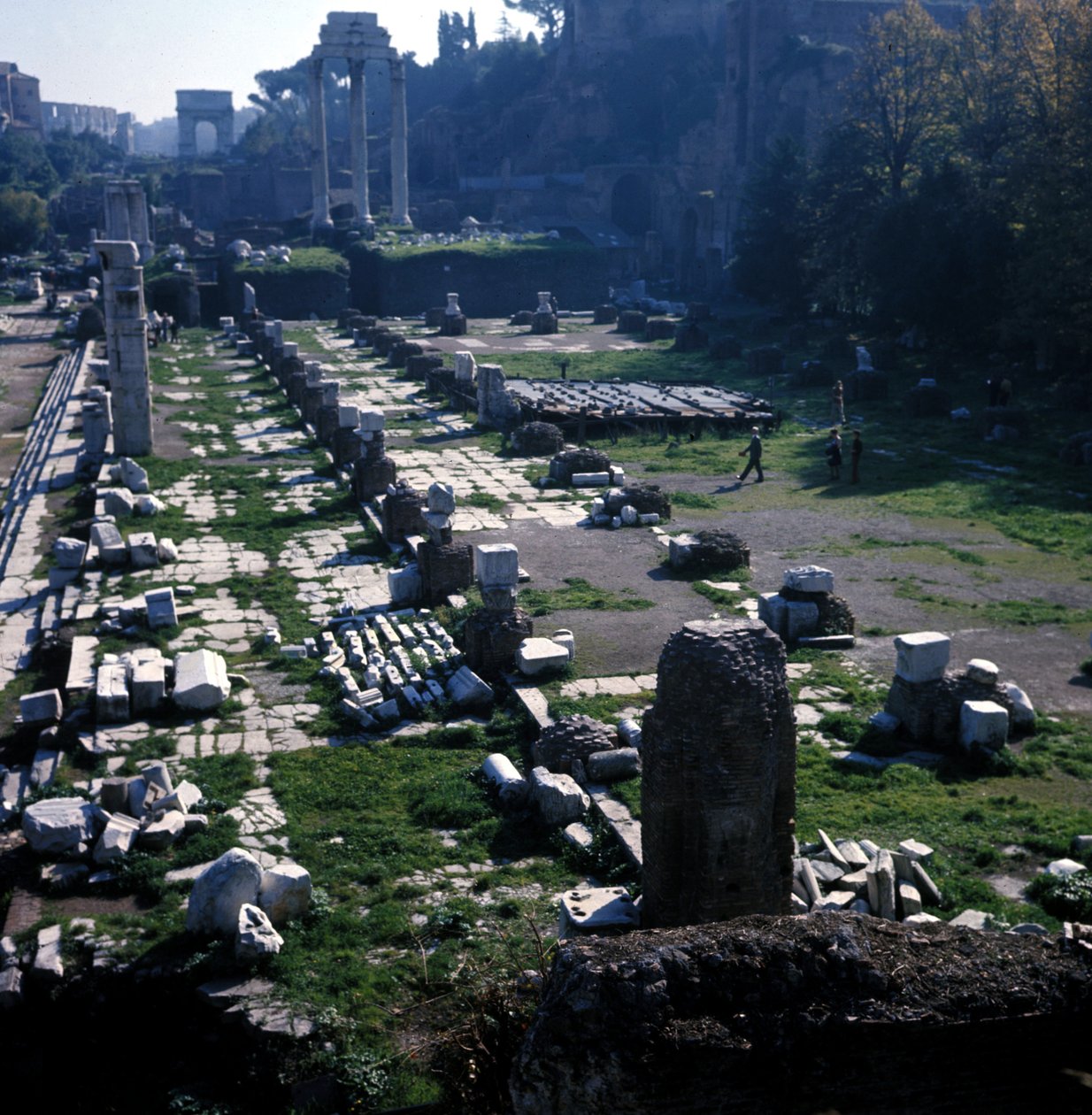 Lugar donde comenzó la Basílica Julia por César alrededor del 54 a.C. y terminada por Augusto (Octavio) (63 a.C. - 14) - Foro Romano, Roma de Roman