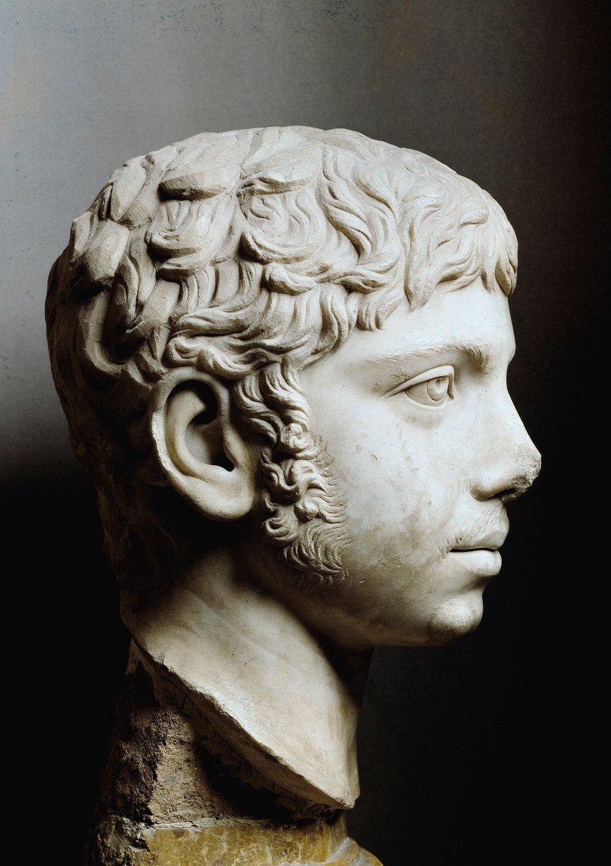 Cabeza de mármol de Elagabal o Heliogábalo (Marco Aurelio Antonino o Heliogábalo) (204-222 d.C.) - Roma, Museos Capitolinos - Cabeza del emperador Heliogábalo (204-222) también conocido como Heliogábalo (Varius Avitus Bassianus) - Escultura de mármol - Mus de Roman