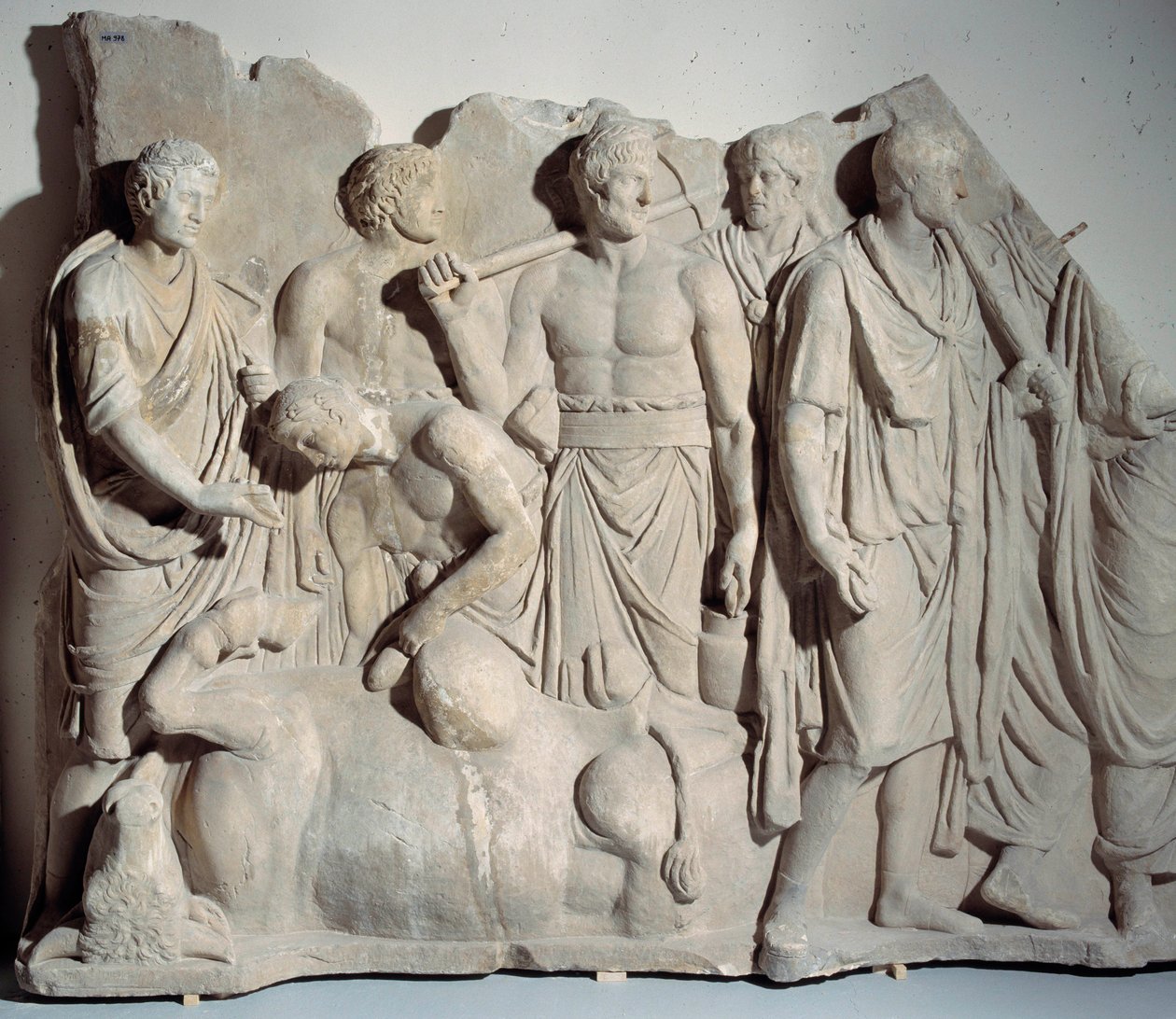Relieve de mármol del Foro de Trajano: escena de arúspice consultando las entrañas de un toro con sacerdote y lictores de Roman