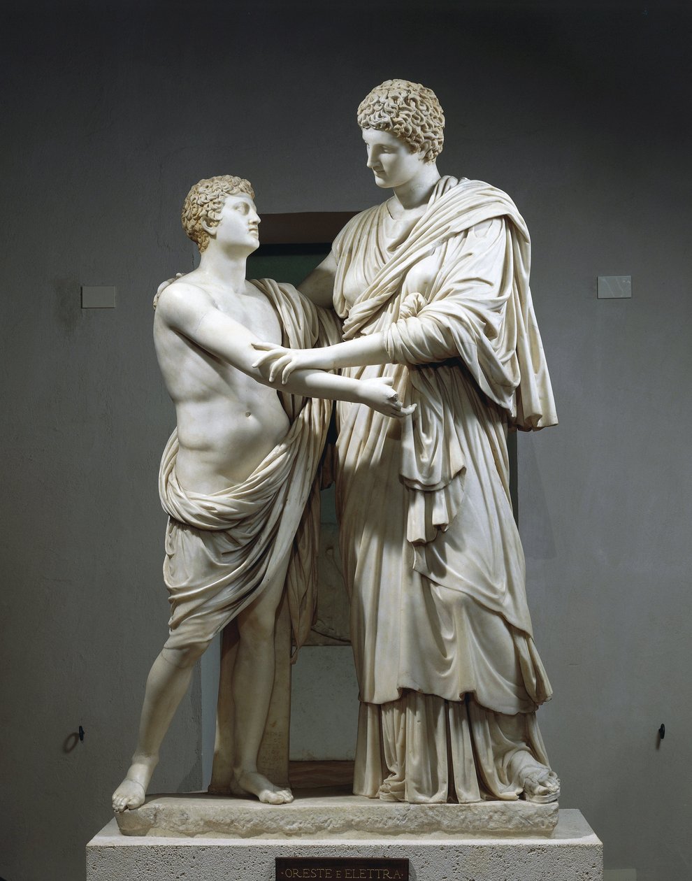 Grupo escultórico de mármol que representa a Orestes y Electra de Roman