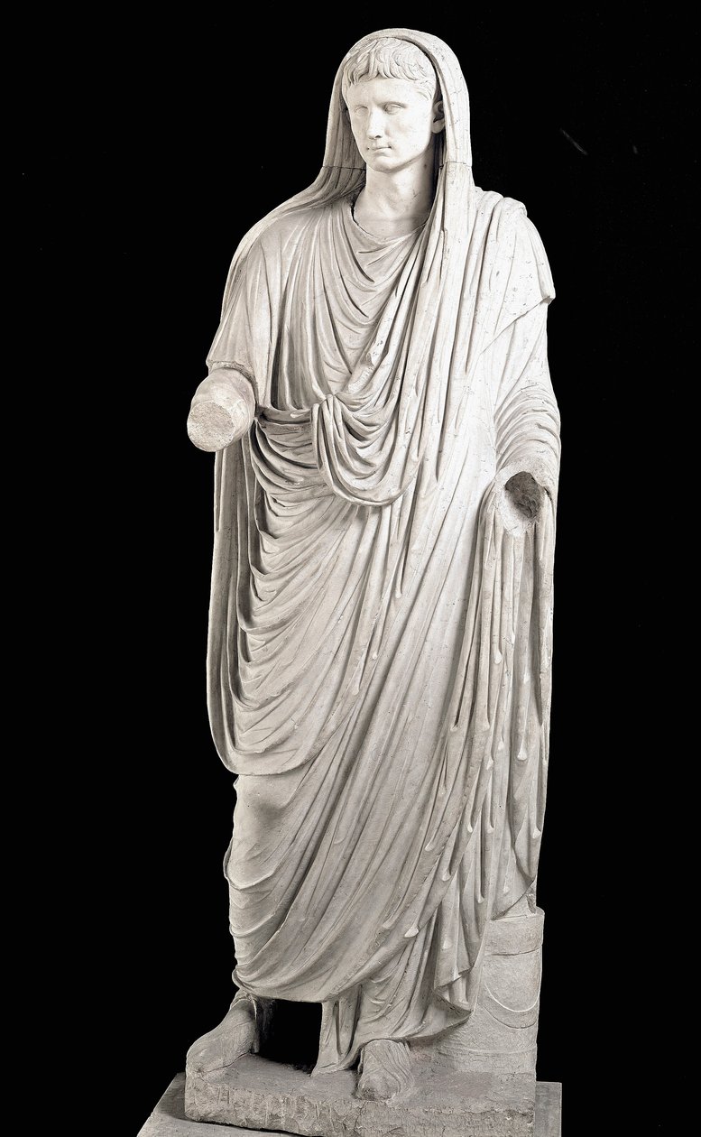 Escultura de mármol del Emperador Romano Augusto (Cayo Julio César Octaviano) (63 a.C.-14 d.C.) - Roma, Museo Nazionale Romano - Augusto (61 a.C.-14 d.C.) como Pontifex Maximus - Escultura de mármol, encontrada en la vía Labicana, finales del siglo I a.C.  de Roman
