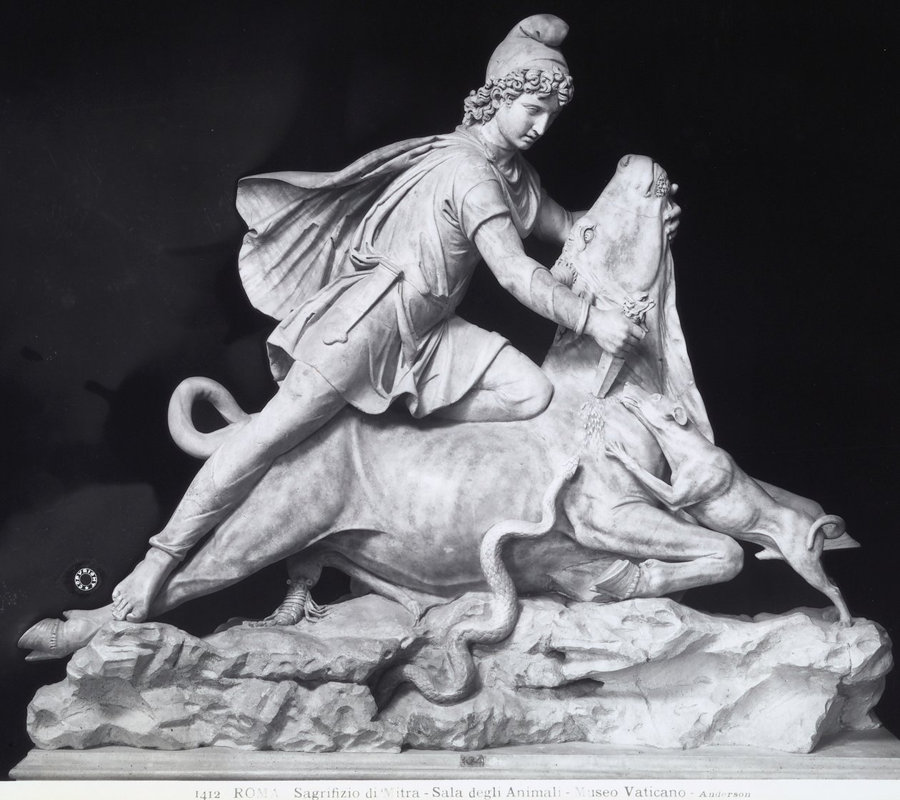 Mitra matando al toro, la representación del culto mitraico de Roman