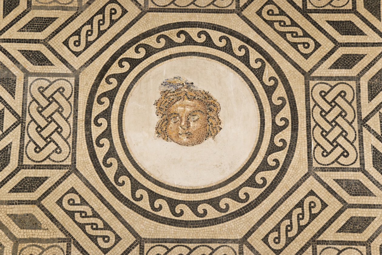 Mosaico de Medusa, en el Salón de los Mosaicos en el Alcázar de los Reyes Cristianos de Roman