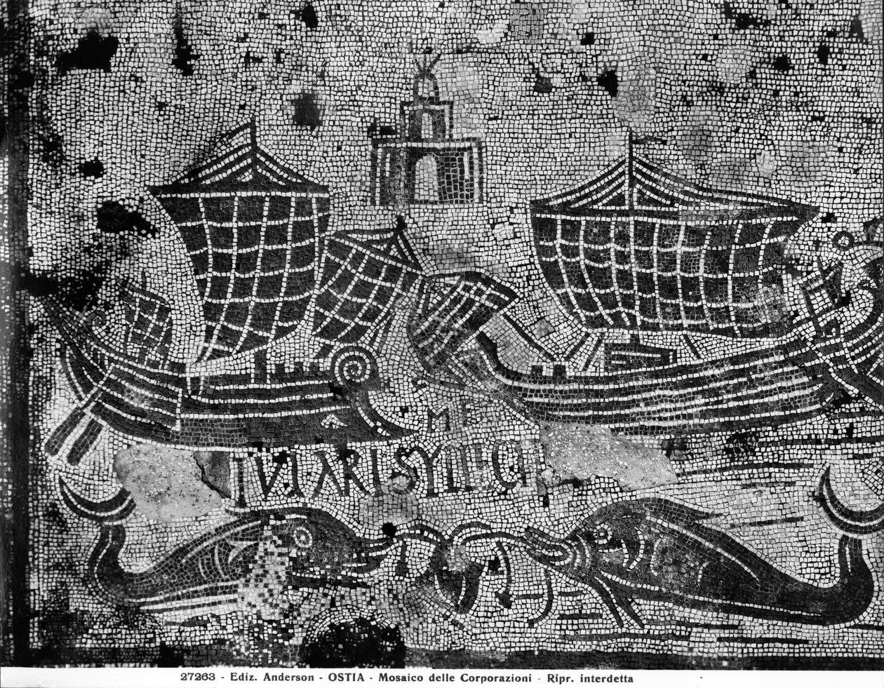 Detalle del pavimento del Piazzale dell Corporazioni que representa una escena náutica (mosaico) de Roman