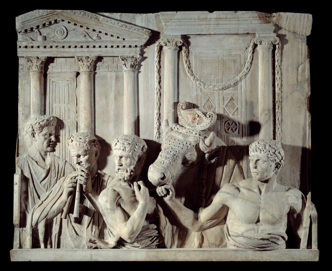 Arte antiguo romano: Fragmento de un relieve arquitectónico: preparación de un sacrificio. Escultura de mármol, de Roma de Roman