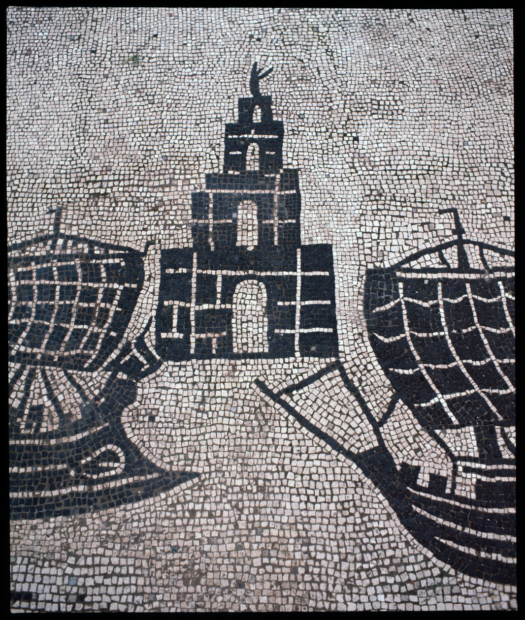 Arte romano: "Faro y barcos" Mosaico de la Corporación de gente de mar, Plaza de las Corporaciones de Roman