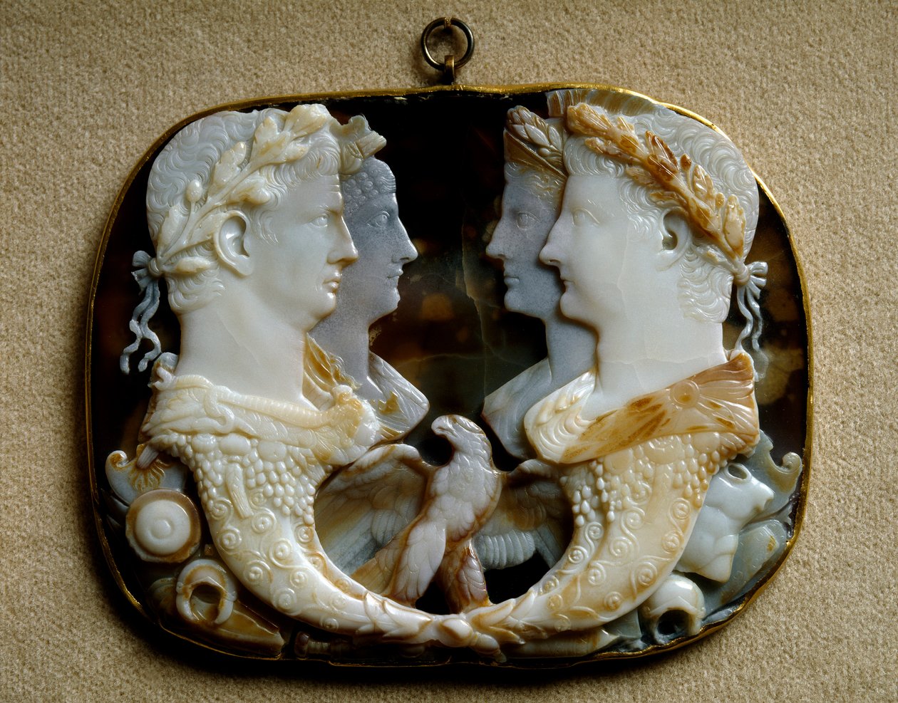 Arte romano: camafeo de ónix (Gemma Claudia) con representaciones de parejas imperiales Claudio y su esposa Agripina la Joven, y Cayo Julio César llamado Germánico de Roman