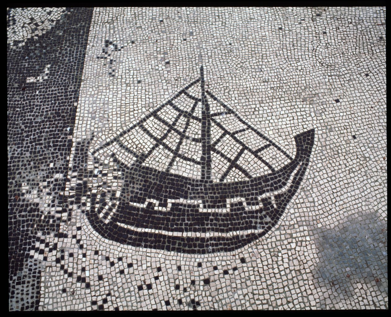Arte romano: “Barco” Mosaico de la Corporación de los hombres del mar, Plaza de las Corporaciones de Roman
