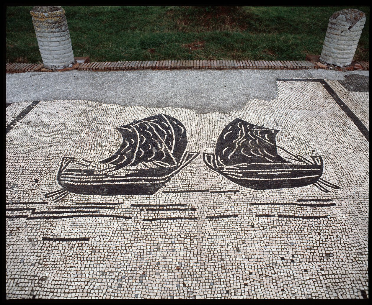 Arte romano: "Barcos" Mosaico de la Corporación de los hombres del mar, Plaza de las Corporaciones de Roman