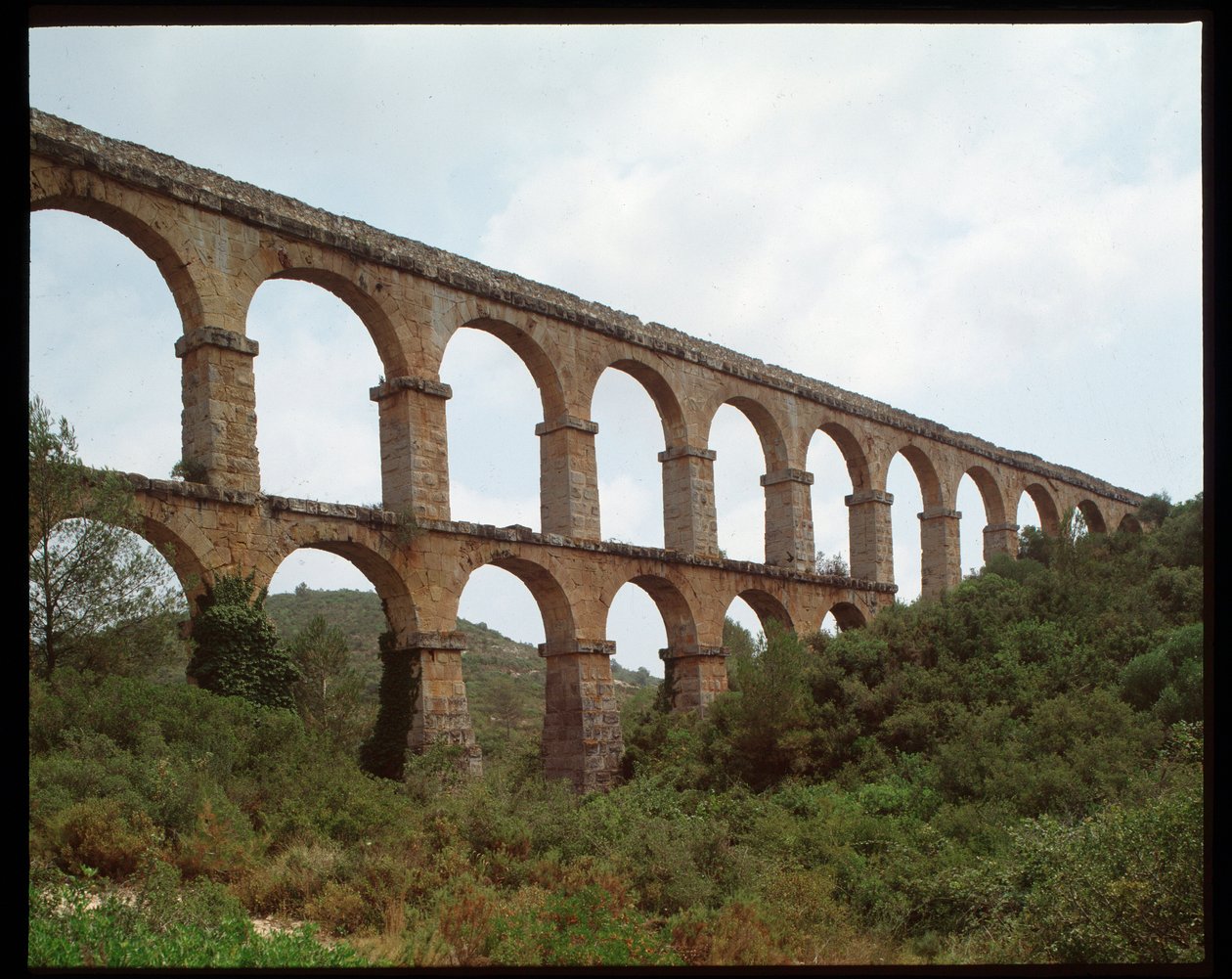 Arte romano: vista del Acueducto de Tarragona (Acueducto de los Ferreres o Puente del Diablo) siglo I, España de Roman