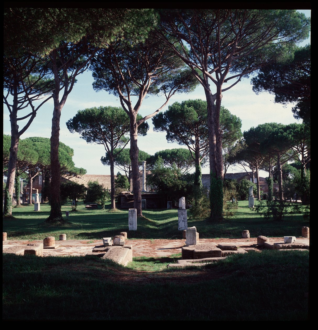 Arte romano: vista de las ruinas del macellum (Plaza del Mercado) sitio arqueológico de Ostia de Roman
