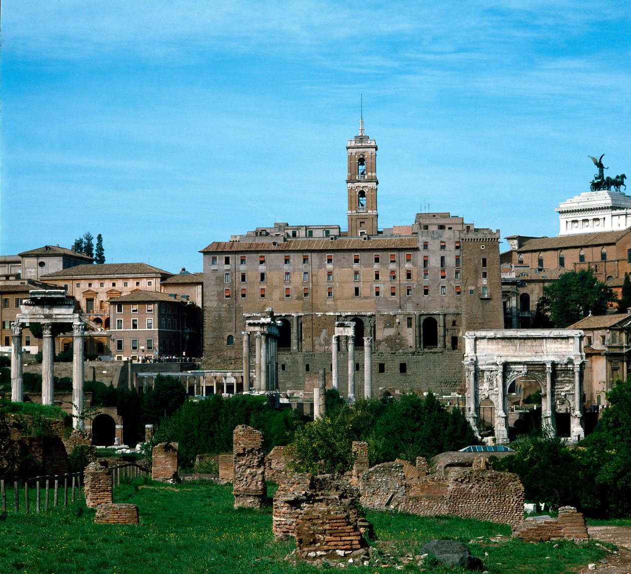 Foro Romano: vista panorámica con el Tabularium al fondo usado como archivos (79 a.C.). Roma de Roman