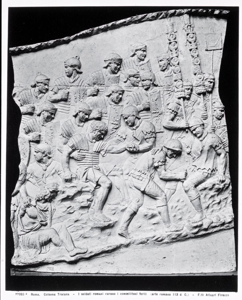 Soldados romanos tratando a los heridos, un molde tomado de la Columna de Trajano, 113 d.C. de Roman