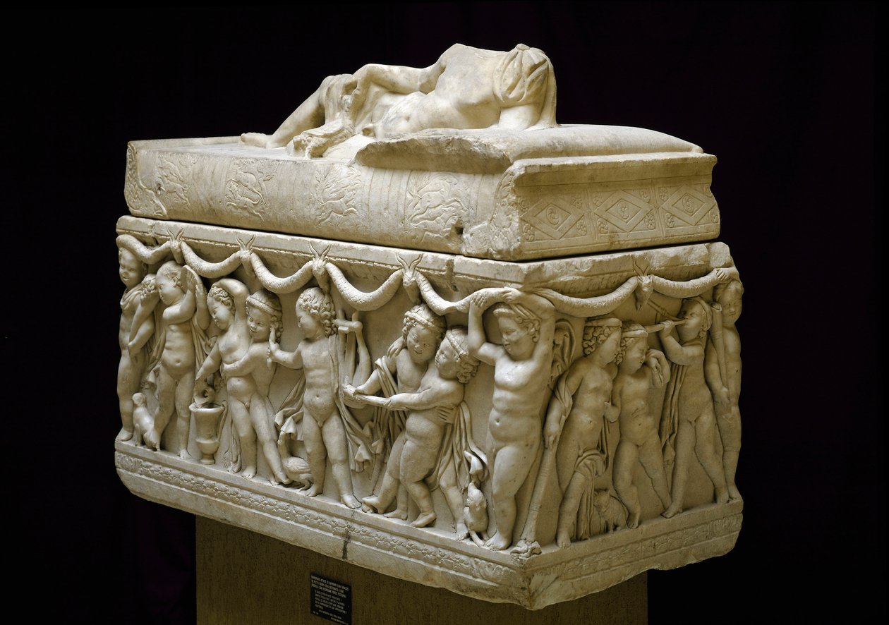 Antigüedad romana: sarcófago de mármol decorado con relieves de figuras infantiles (cupido). De la necrópolis de Isola Sacra en Ostia de Roman