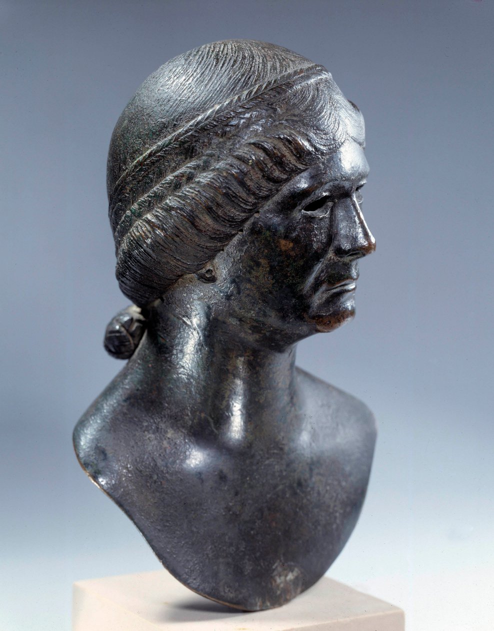 Arte romano: cabeza de mujer en bronce. Principios del siglo I d.C. París, Museo del Louvre de Roman