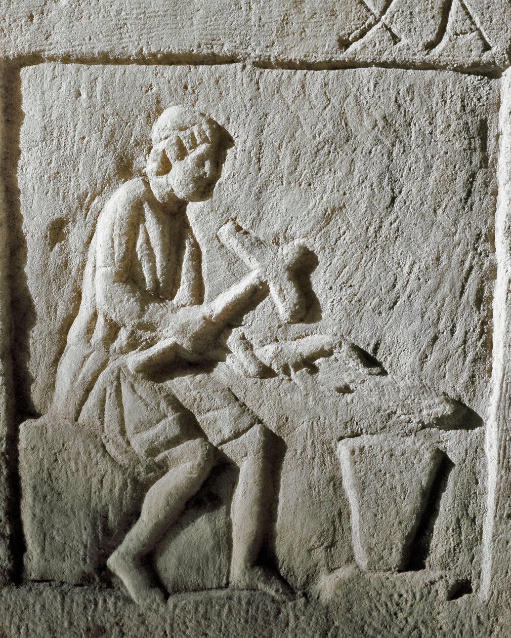 Arte romano: detalle de una estela que representa a un herrero golpeando metal en un yunque. De Constantinopla. Siglo I a.C. Estambul, Museo Arqueológico de Roman