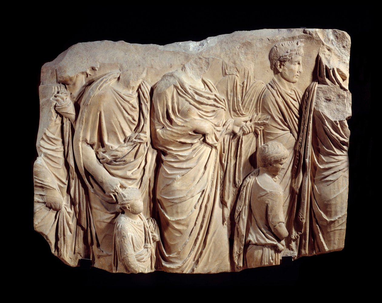Arte romano: fragmento de relieve arquitectónico en mármol de la procesión del Ara Pacis Augustae de Roman