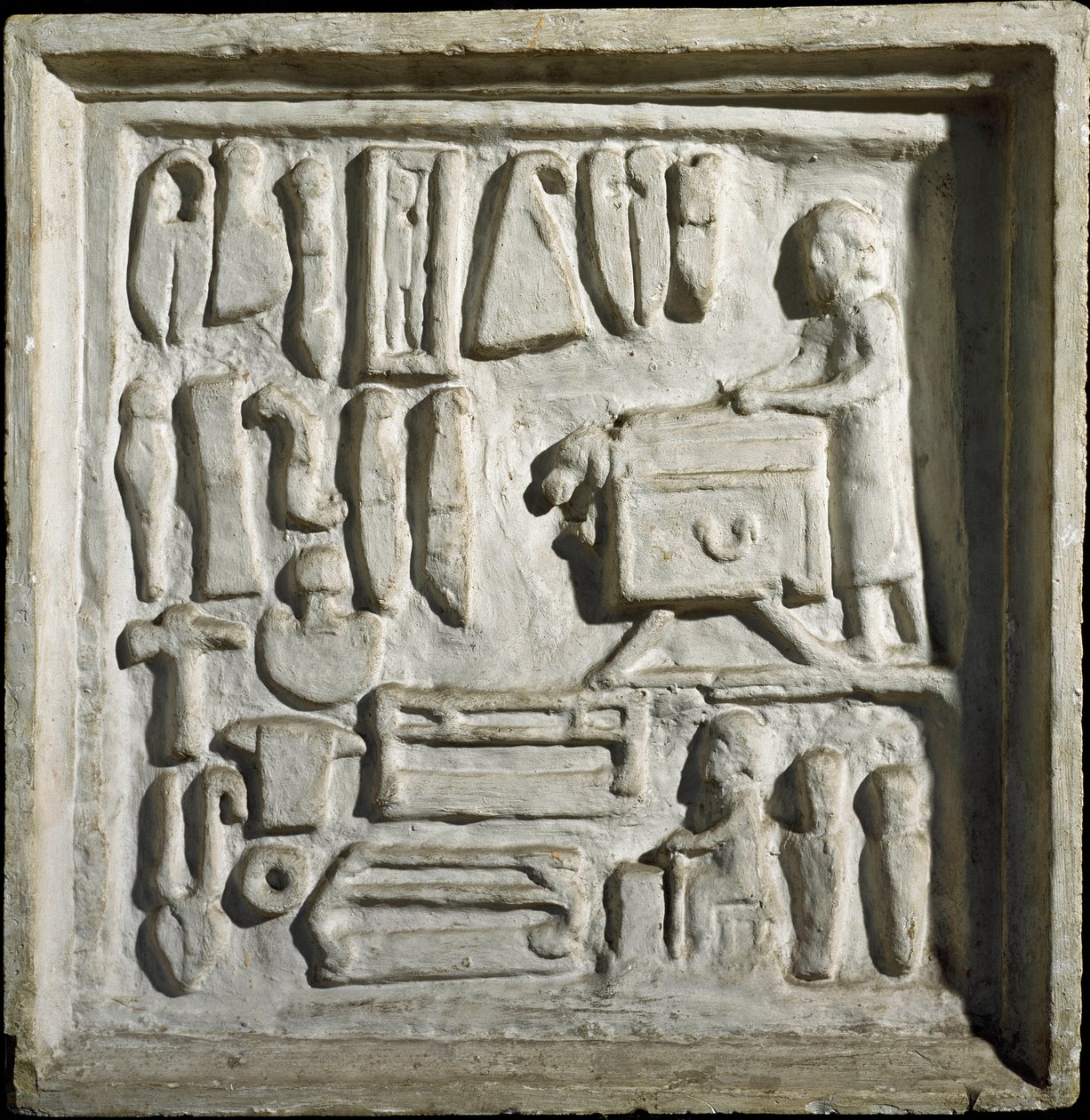 Arte romano: interior de un edificio o taller con diferentes herramientas. Bajorrelieve. Siglo I d.C. Roma, Museo della Civilta Romana de Roman