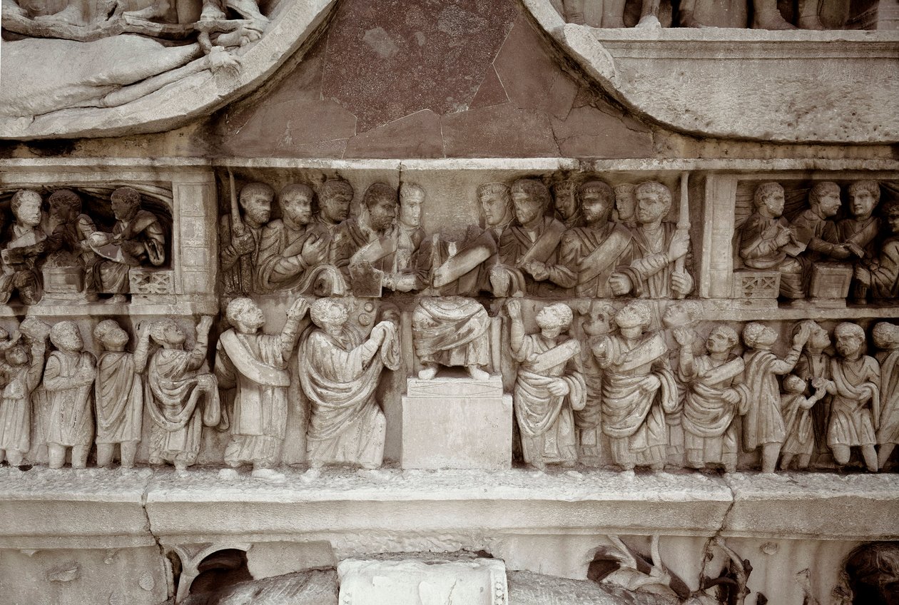 Arte romano: bajo relieve de mármol que representa la distribución de subsidios al pueblo en el foro de César. 312-315 d.C. Arco de Constantino, Roma - Arte Romano. El emperador distribuyendo dinero entre el pueblo (largitio). Relieve, 312-315 d.C. Arco de de Roman