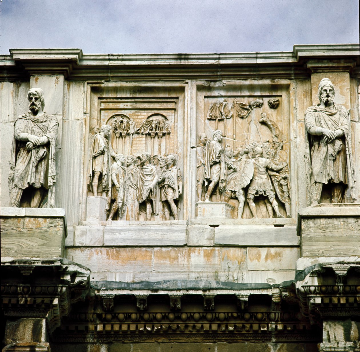 Arte romano: bajo relieve de mármol representando la distribución de subsidios al pueblo y la rendición de un líder bárbaro de Roman