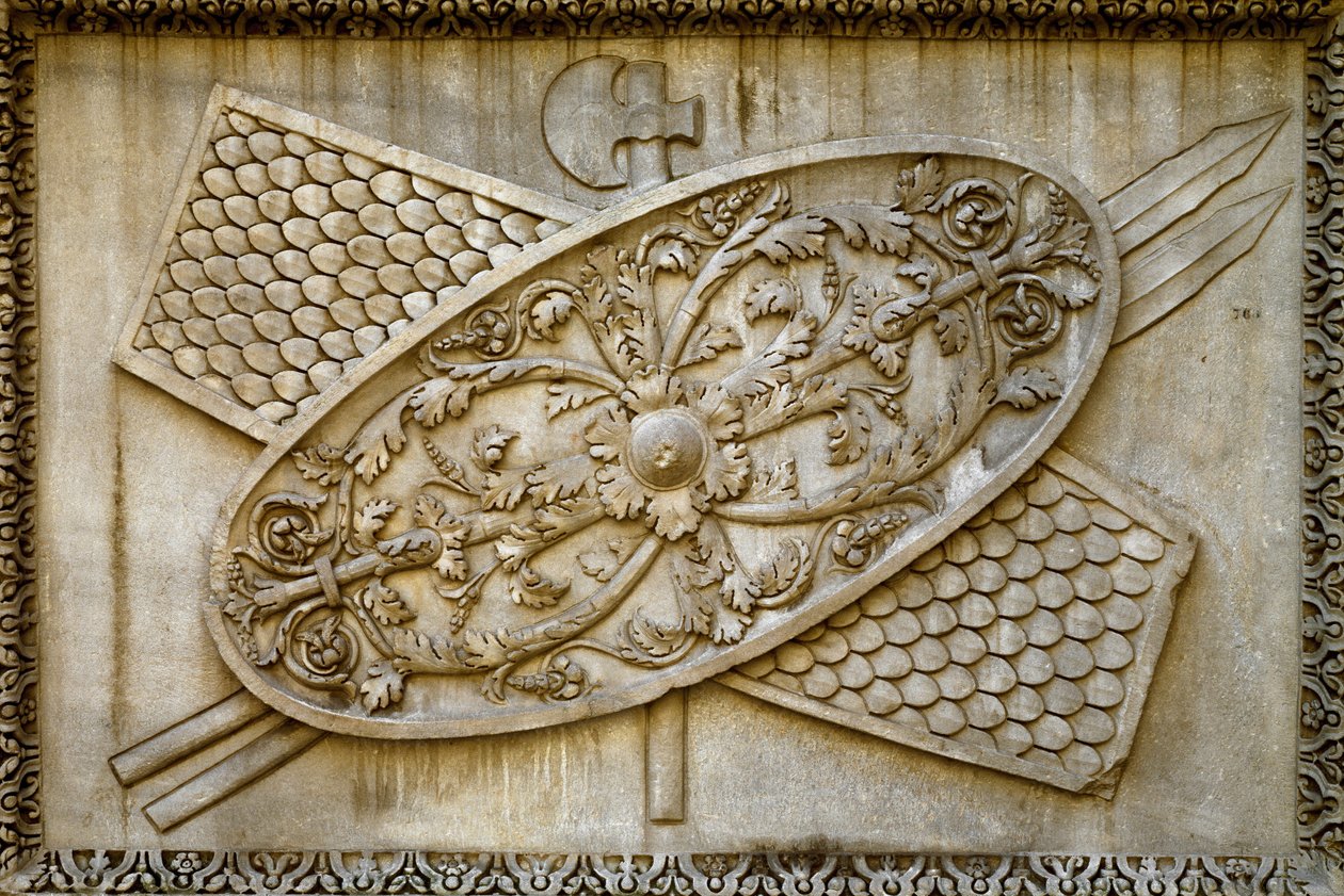 Arte romano: bajo relieve decora un escudo y armas del Templo del Divino Adriano de Roman