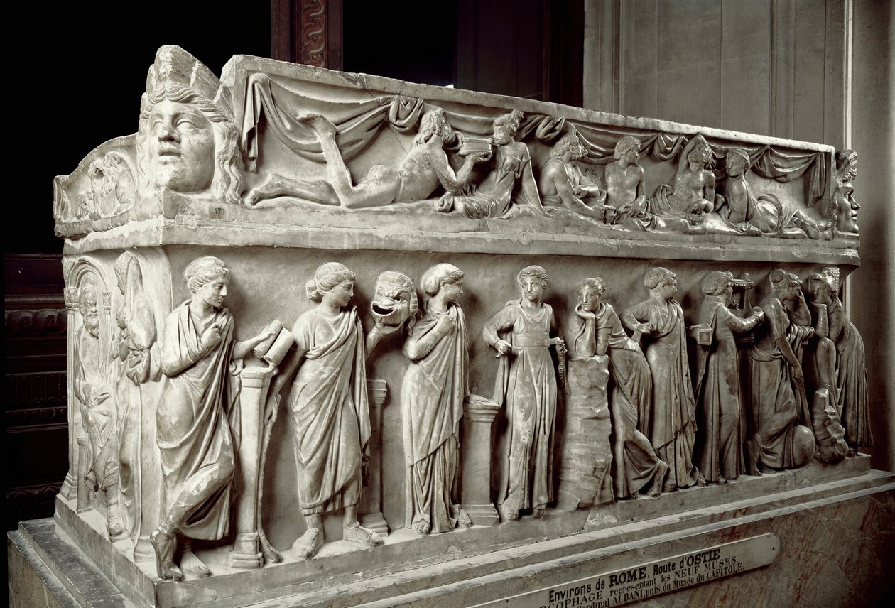 Arte romano: sarcófago de mármol decorado con las Musas y una escena de banquete. De Ostia. 120-130 d.C. de Roman