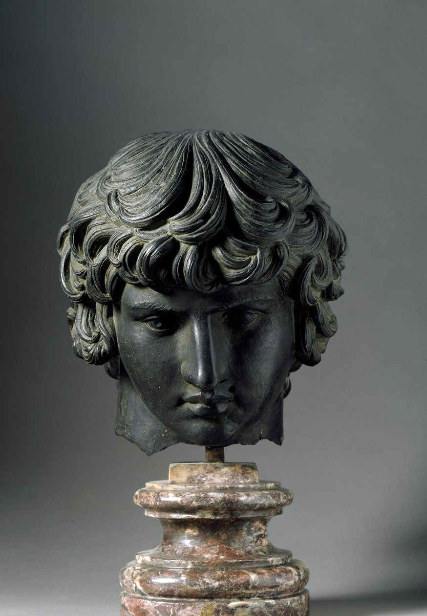 Arte romano: representación de Antínoo (ca. 110-130), joven amante del emperador Adriano. Escultura de bronce. Florencia, Museo Arqueológico de Roman