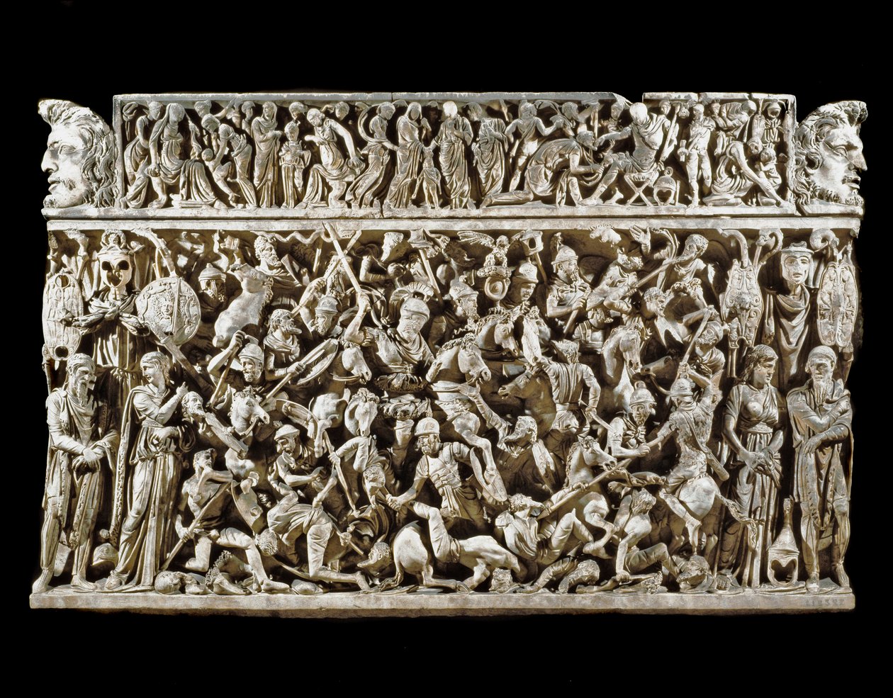 Arte romano: escena de batallas entre guerreros romanos y bárbaros durante las guerras marcomanas. Relieve del sarcófago llamado Portonaccio de un general de Marco Aurelio. 180-190. Roma, Museo Nazionale Romano de Roman