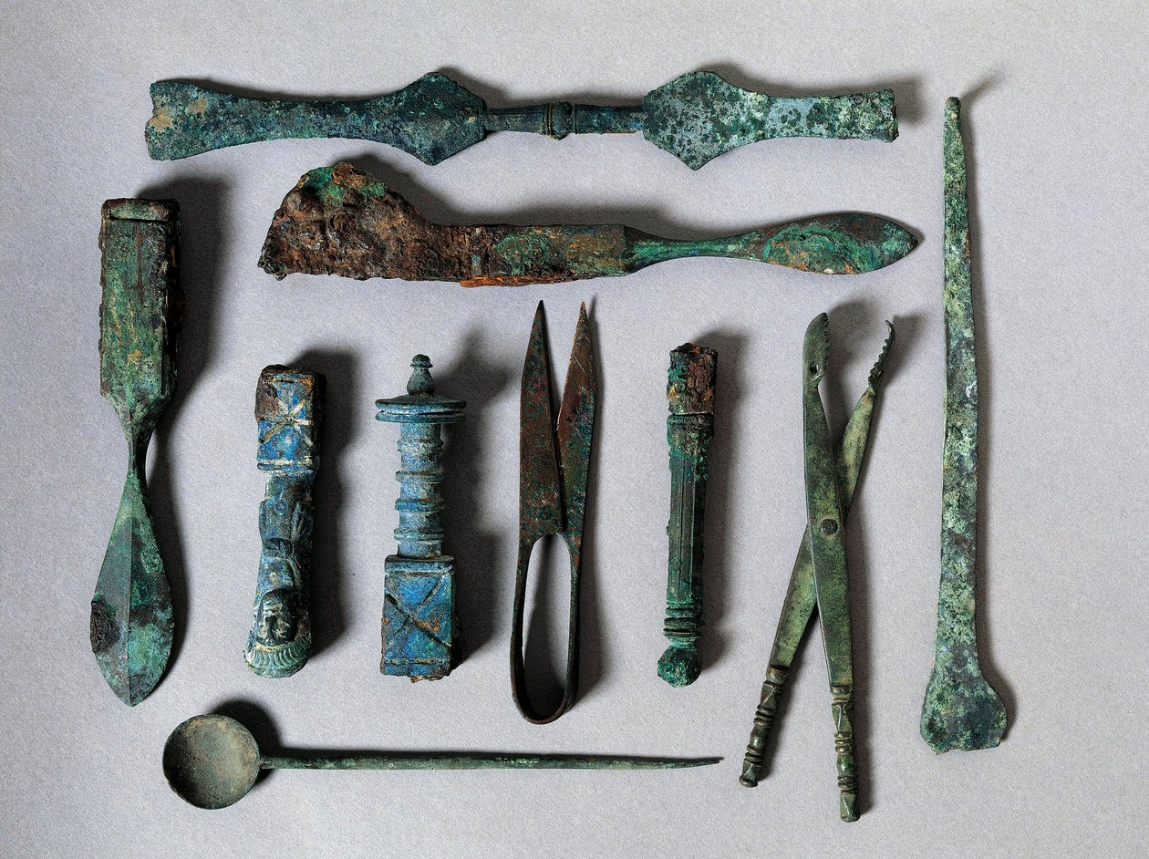 Arte romano: conjunto de instrumentos quirúrgicos de la Casa del Cirujano en Pompeya. Siglo I a.C. Nápoles, Museo Arqueológico Nacional de Roman
