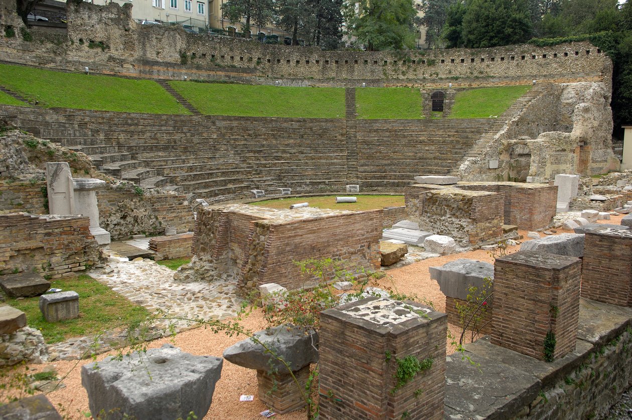 Arte romano: vista del teatro romano (siglo I a.C.), Trieste, Italia de Roman
