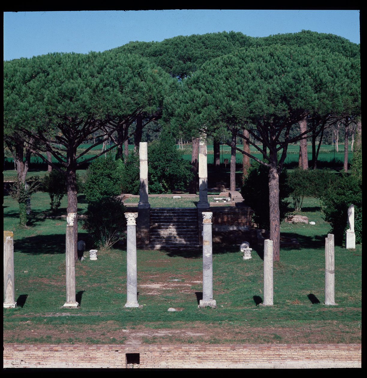Arte romano: vista de las ruinas del Templo de Ceres, sitio arqueológico de Ostia de Roman