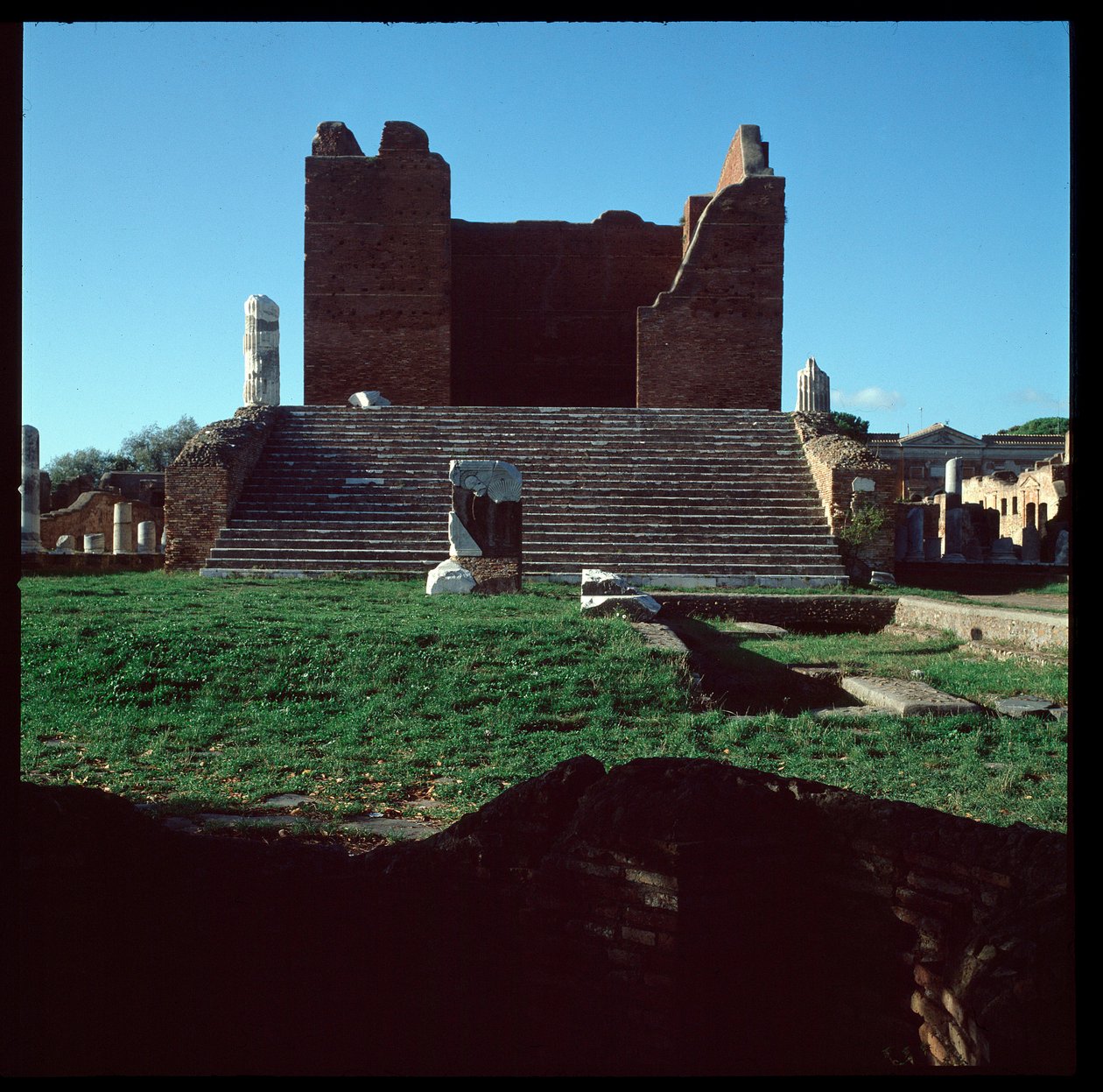 Arte romano: vista de las ruinas del capitolio, sitio arqueológico de Ostia de Roman