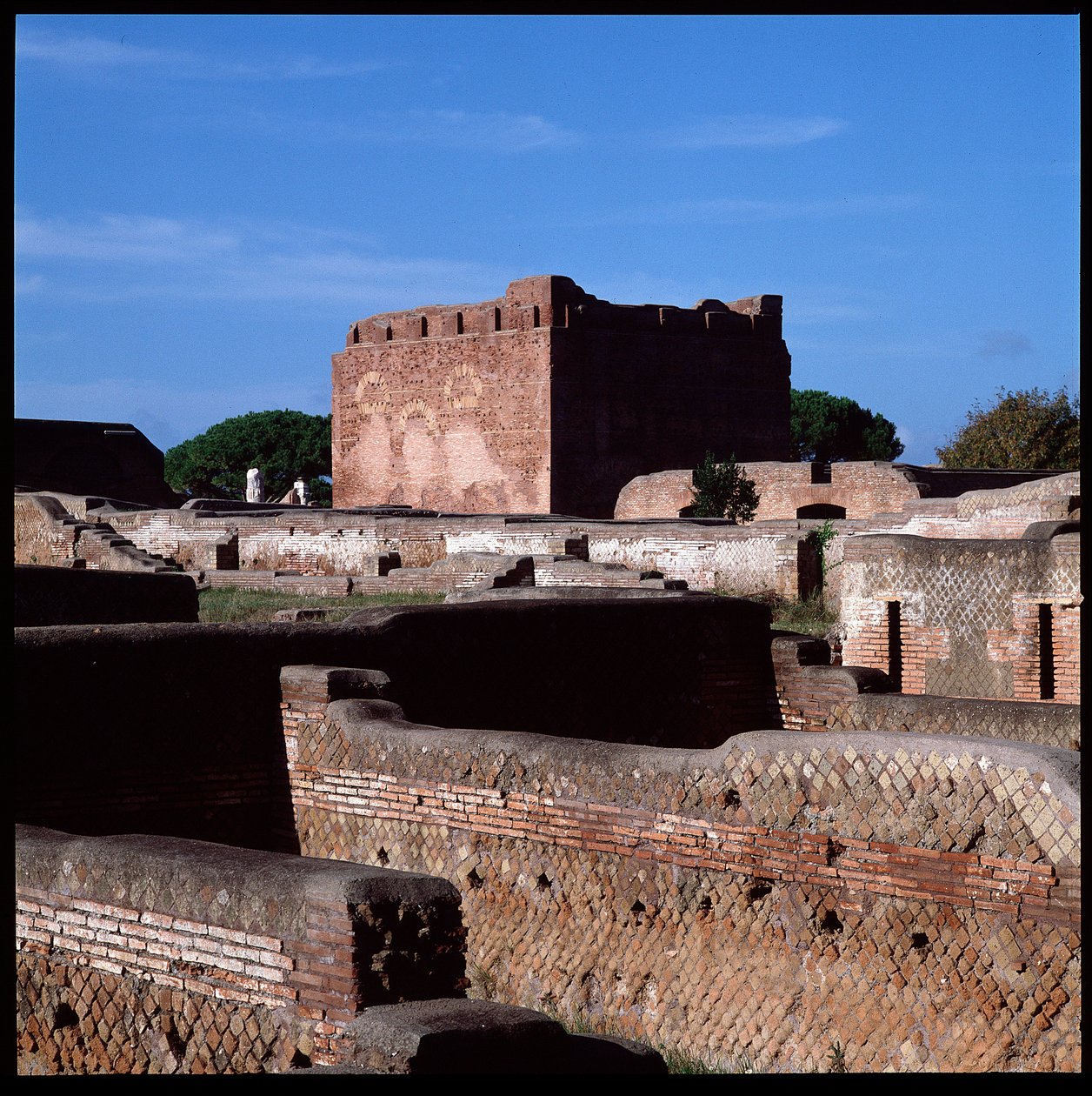 Arte romano: vista de las ruinas del capitolio, sitio arqueológico de Ostia de Roman
