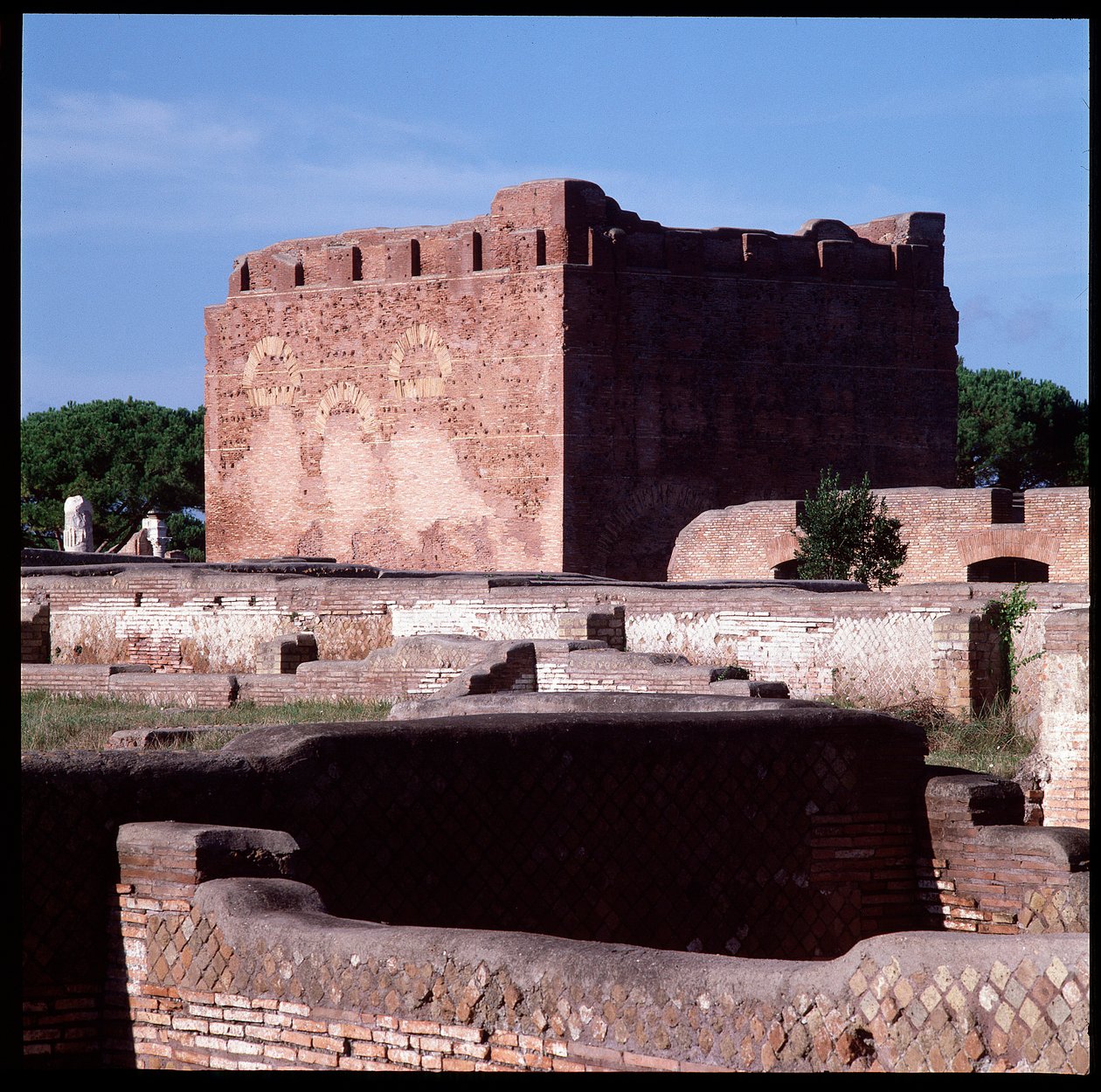 Arte romano: vista de las ruinas del capitolio, sitio arqueológico de Ostia de Roman
