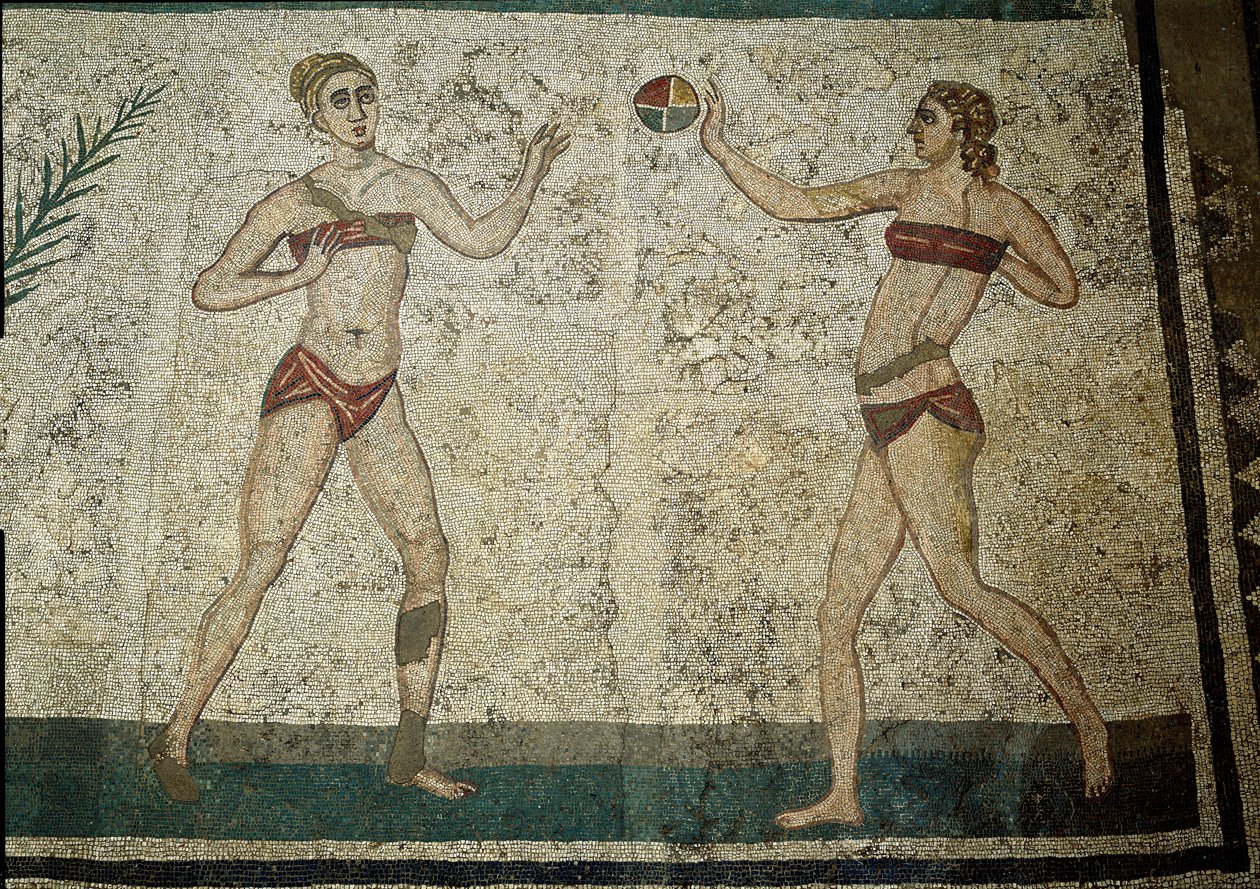 Arte romano: mujeres jóvenes jugando a la pelota. Jóvenes romanos realizando ejercicios físicos. Llevan un taparrabos alrededor de los riñones y un strophium de Roman