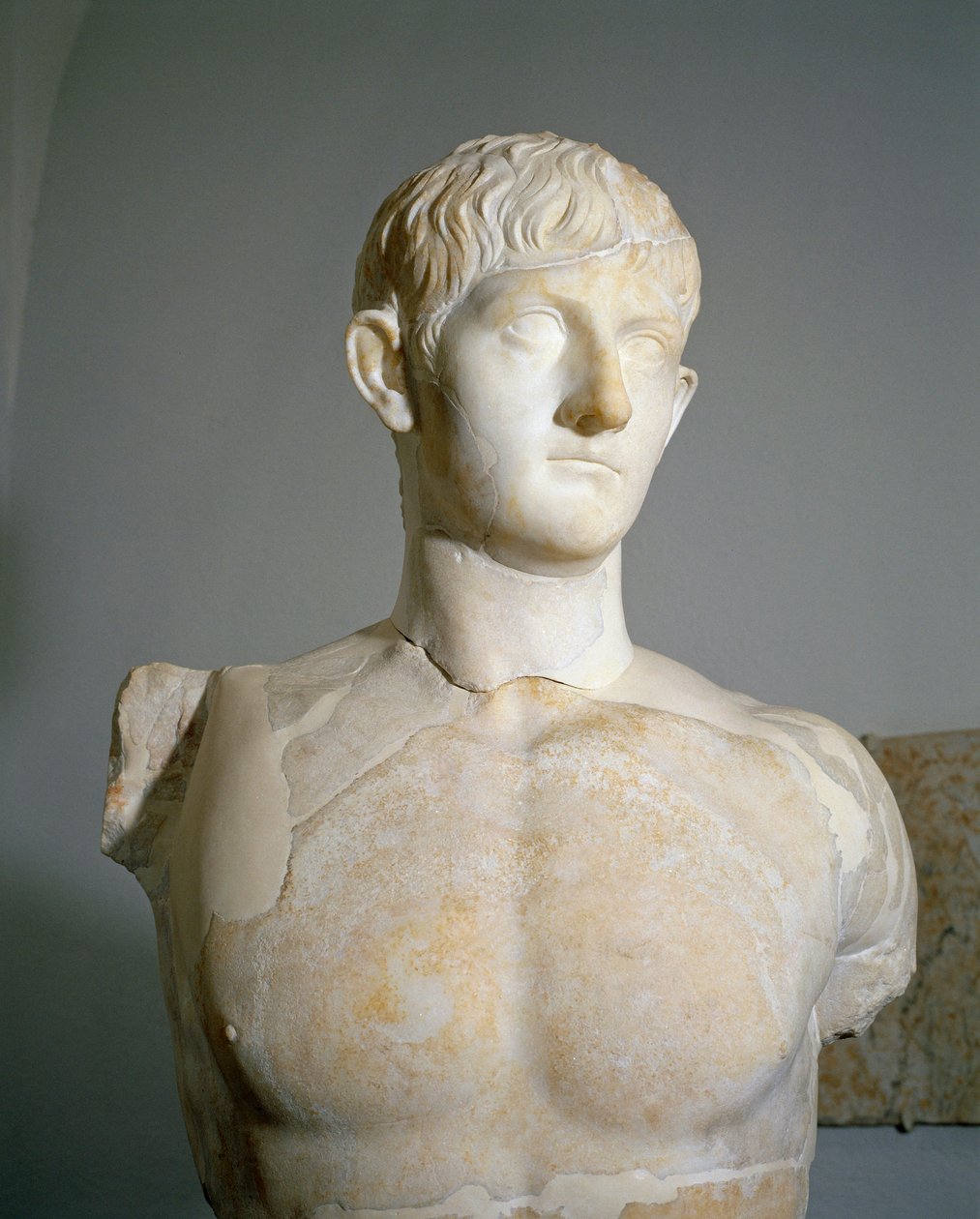 Civilización romana, estatua de mármol de Druso III, hijo de Germánico y Agripina la Mayor de Roselle, Augusteum, región de Toscana, Italia de Roman