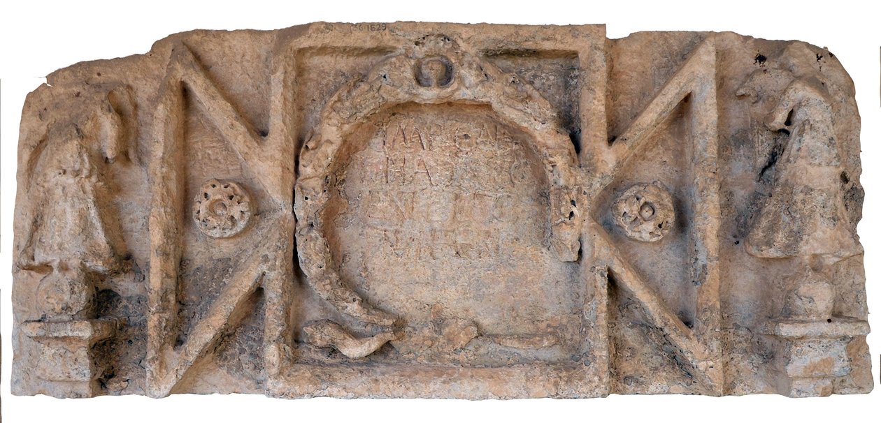 Inscripción romana mencionando al Emperador Adriano del acueducto de alto nivel de Cesarea, Shuni, Israel, siglo II d.C. (piedra) de Roman