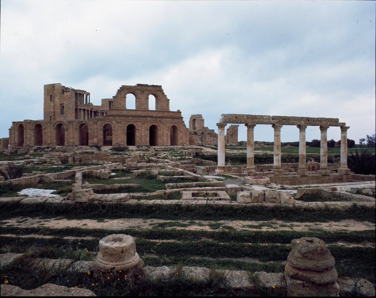 Teatro romano y casa con peristilo, siglo II-III de Roman